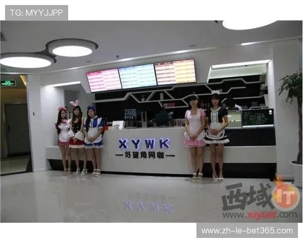 小孩静静坐在网吧角落 仔细观察别人激战游戏世界